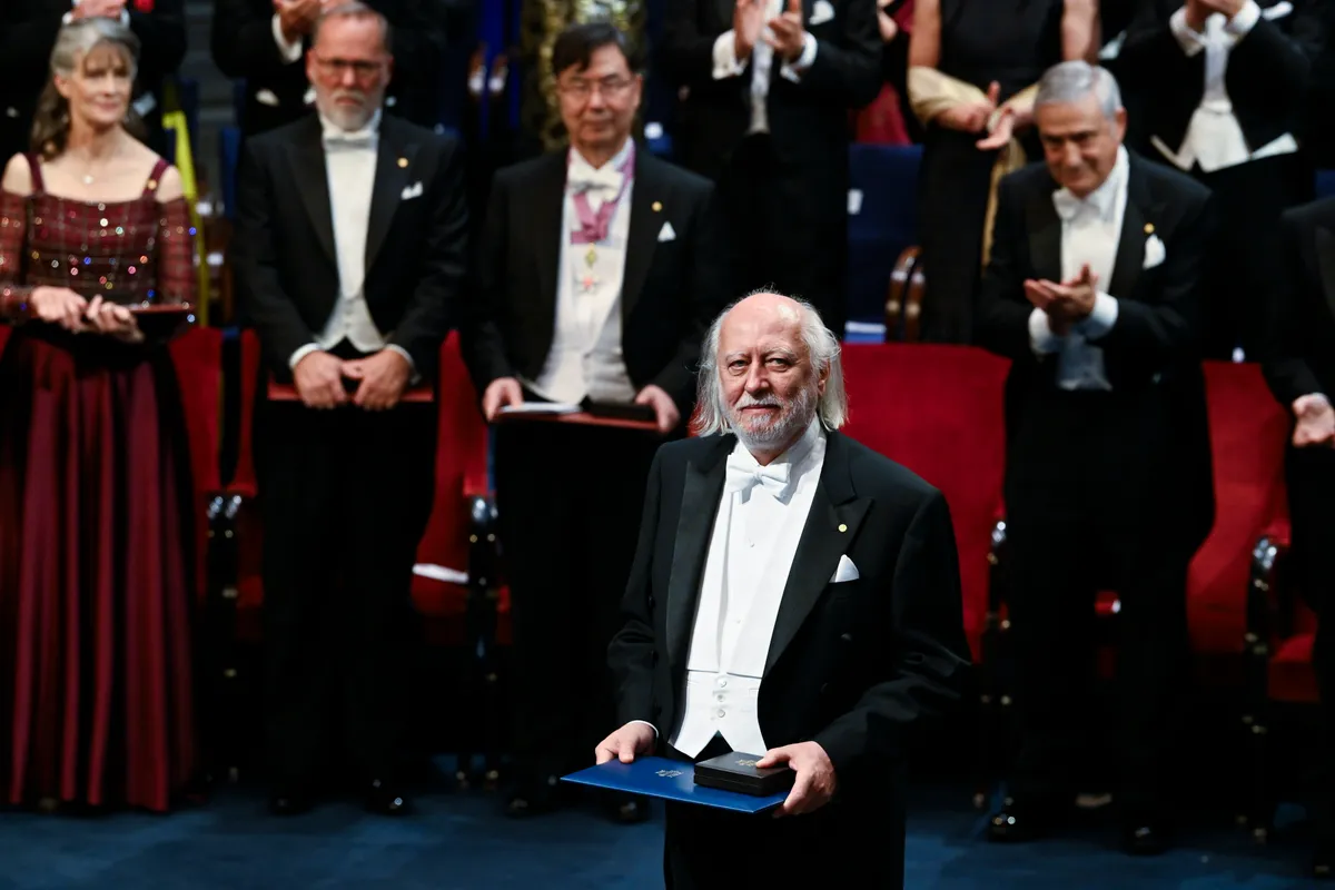 Stockholm, 2025. december 10. Krasznahorkai László író, miután átvette az életművével elnyert irodalmi Nobel-díjat a 2025-ös Nobel-díjak átadási ünnepségén a stockholmi hangversenyteremben 2025. december 10-én. MTI/Koszticsák Szilárd