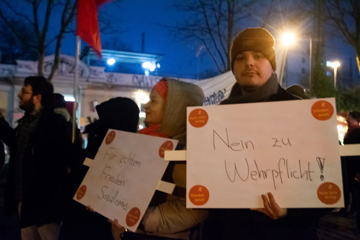 Több tucatnyian tüntettek Kölnben 2025. december 4-én, az országos diáksztrájk előestéjén a tervezett sorkötelezettség ellen, egy nappal azelőtt, hogy a Bundestag szavaz a törvényről