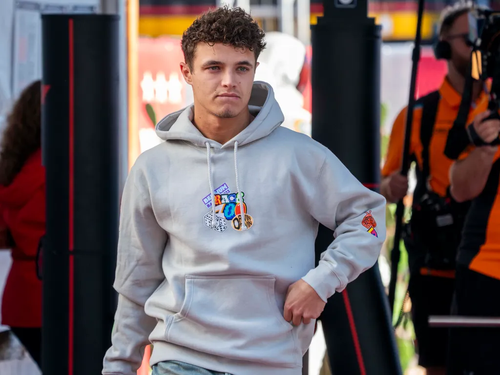 Lando Norris, LandoNorris, Austin, 2023. október 19.
Lando Norris, a McLaren brit versenyzője a sajtótájékoztatóra érkezik a Forma-1-es autós gyorsasági világbajnokság austini futamának, az Egyesült Államok Nagydíjának otthont adó Circuit of The Americas 