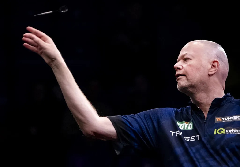 Raymond van Barneveld kiosztotta a fiatal dartsosokat