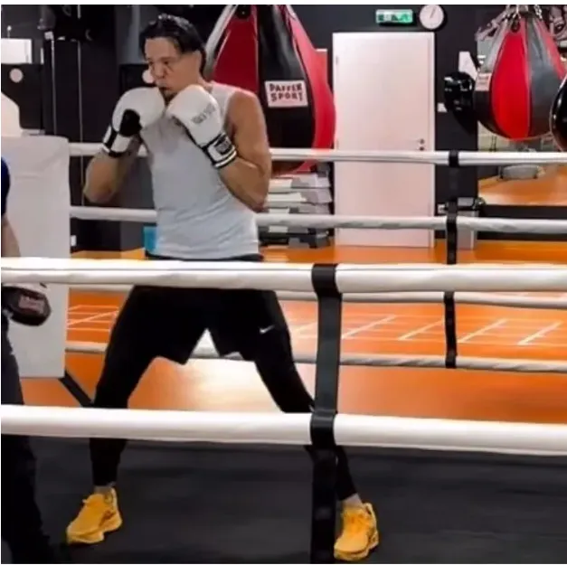 A ringben nem volt idő a takarásra — T. Danny boksz közben elfelejtett rejtőzködni