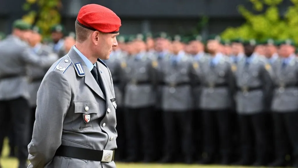 Ha azonban nem sikerül elegendő önkéntest toborozni, a Bundestag a „szükségleteken alapuló” sorsolás bevezetéséről dönthet