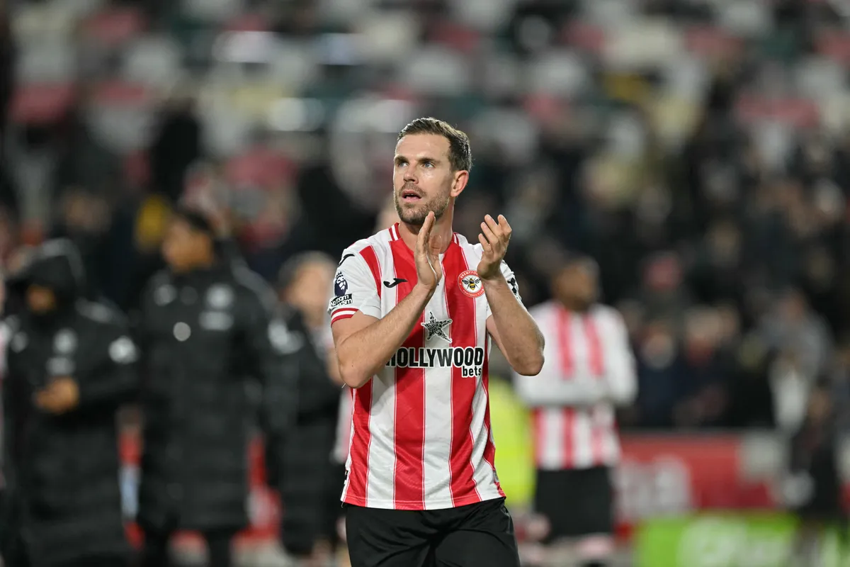 Jordan Henderson gólt szerzett a Brentford–Leed United Premier League-mérkőzésen, majd Diogo Jota gólörömével emlékezett meg a portugálra