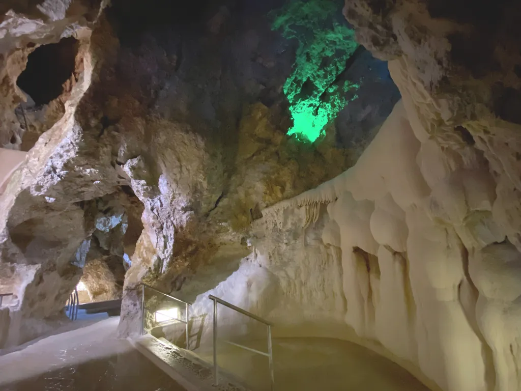 Miskolci barlangfürdő, Miskolcibarlangfürdő, Miskolc, Miskolctapolca, 
 20240119 Miskolc
 A Barlangfürd? titkos ajtajai mögé is bejutottak.
Szárazlábas túrát tartottak a Miskolctapolcai Barlangfürd?ben. A különleges programot februárban hagyományosan arra