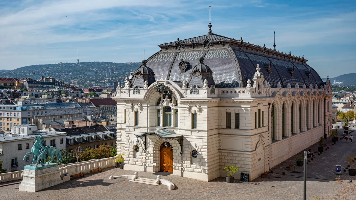 Budapest, 2023. október 12.
Az újjáépült egykori Magyar Királyi Lovarda épülete a budai Várban 2023. október 12-én.
MTI/Szigetváry Zsolt