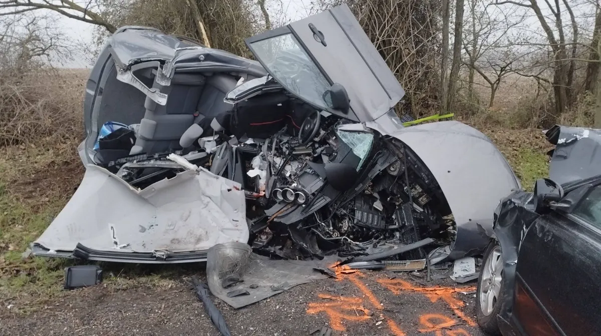 Felismerhetetlenre tört az autó a balesetben