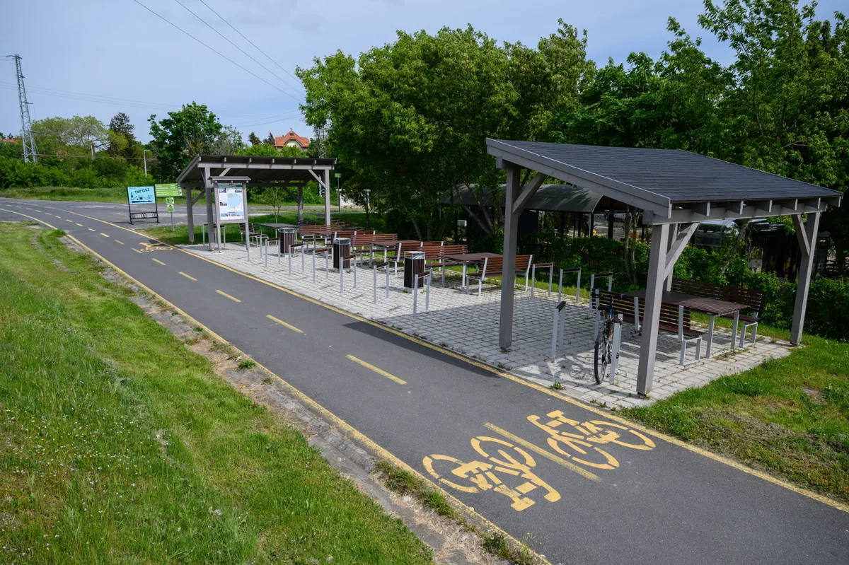 Balatonvilágos, 2023. május 11.
Kerékpáros pihenő Balatonvilágosnál 2023. május 11-én. A balatonrendesi összekötő szakasz elkészültével immár teljes szakaszon használható a Balatoni Bringakör. Az elmúlt években bruttó 6,1 milliárd forint értékben újult meg a 205 kilométeres kerékpárút több mint fele, elősegítve ezzel a térség szempontjából jelentős kerékpáros turizmust.
MTI/Vasvári Tamás