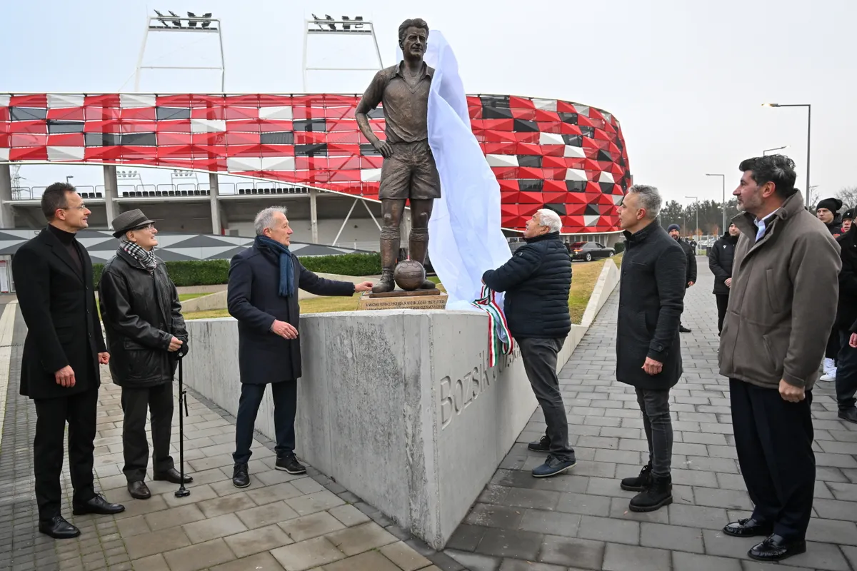 Budapest, 2025. december 2.
Szijjártó Péter külgazdasági és külügyminiszter, Bozsik Lajos, Bozsik József testvére, Bozsik Péter, Bozsik József fia, Lomnici Zoltán, az Aranycsapat Testület elnöke, Gajda Péter, a XIX. kerület polgármestere és Kaha Kaladze, Tbiliszi kétszeres Bajnokok Ligája-győztes polgármestere (b-j) Bozsik József szobrának felavatásán a kispesti Bozsik Aréna előtt 2025. december 2-án.
MTI/Illyés Tibor