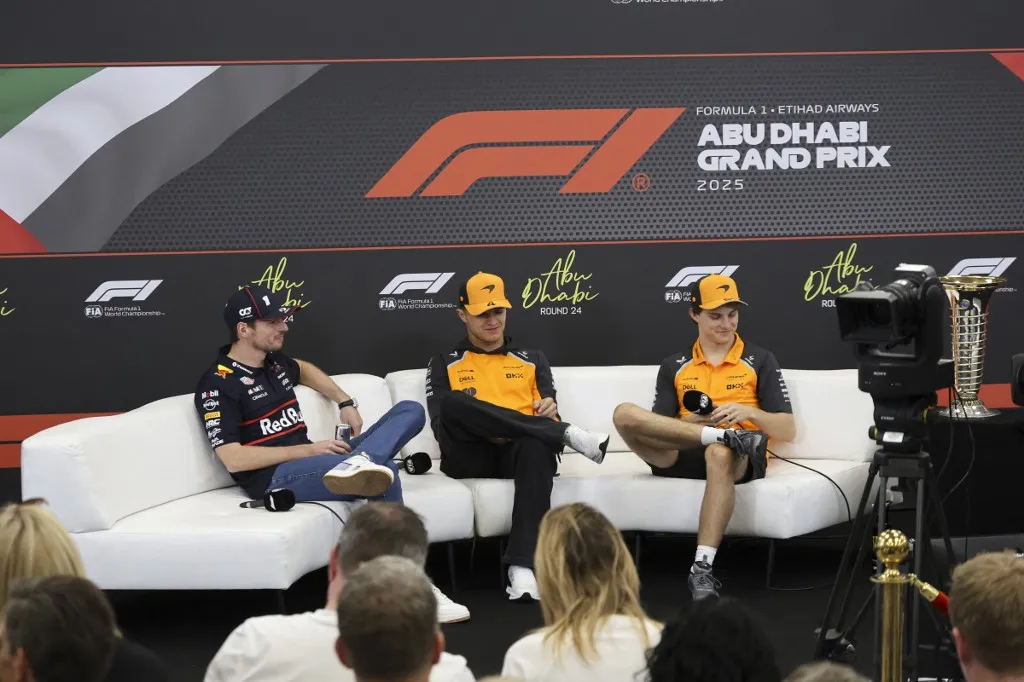 A Forma-1-es csapatfőnökök idén is Max Verstappent (b) látták a legjobbnak