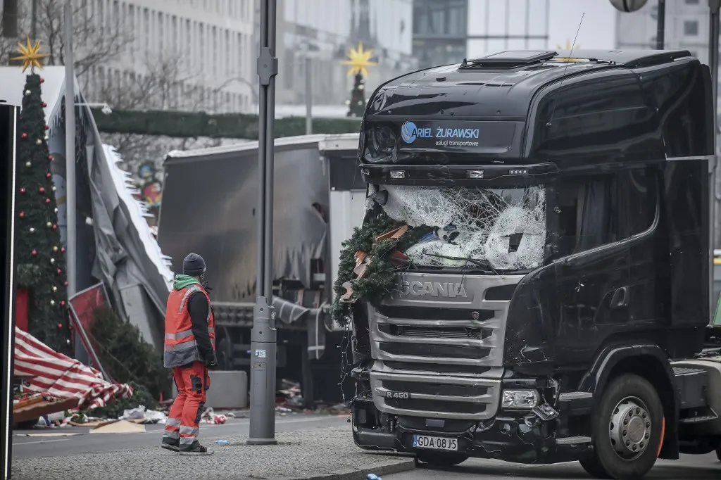Scenes of a devestation at the Breitscheidplatz Christmas market after a heavy goods vehicle ploughed into crowds of people during a terror attack in Berlin, Germany, 20 December 2016. The attack was masterminded by the Tunisian national Anis Amri and resulted in the deaths of twelve people and many more injuries. Photo: Michael Kappeler/dpa (Photo by MICHAEL KAPPELER / dpa Picture-Alliance via AFP)