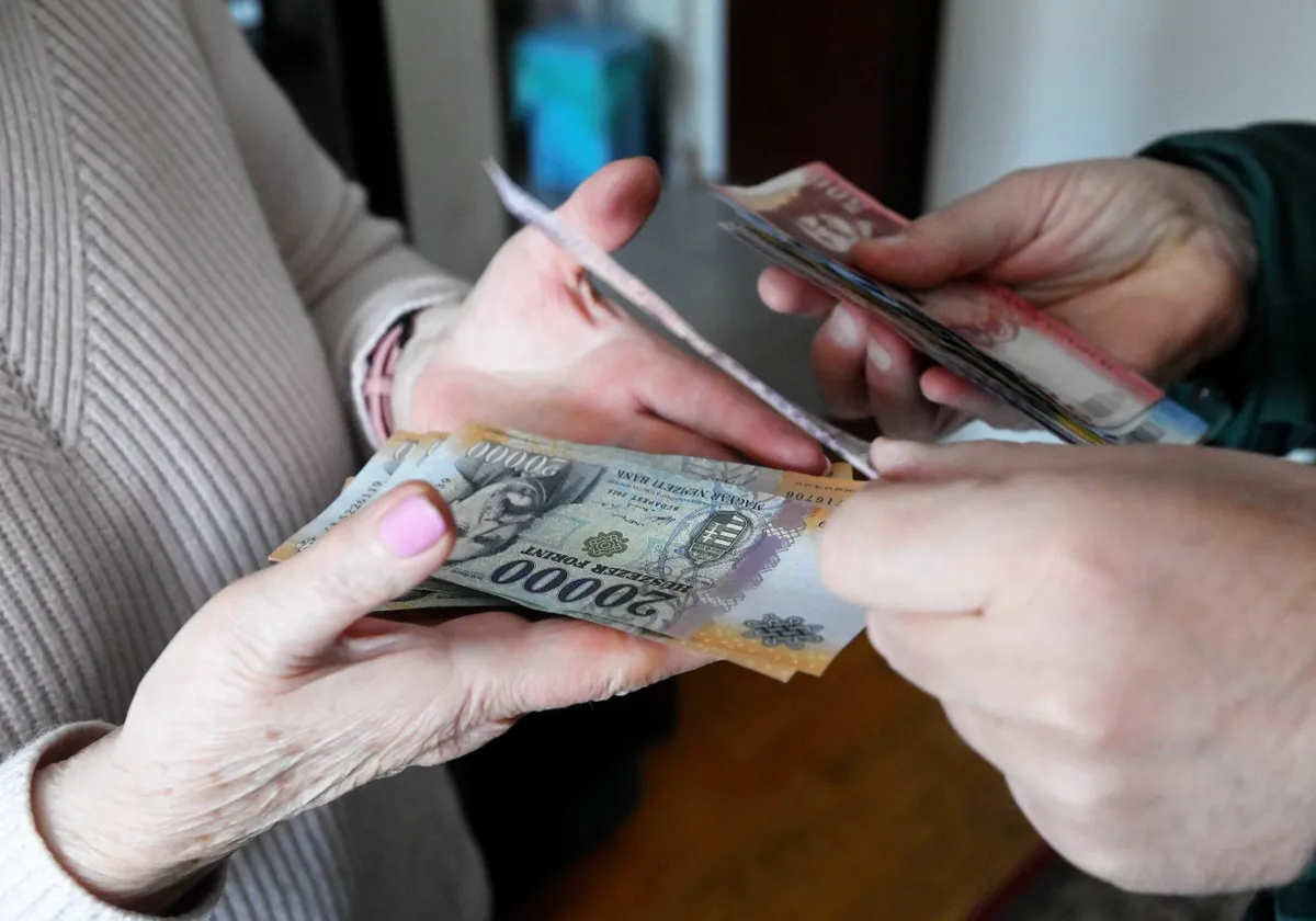 Budapest, 2023. február 8.
Postás dupla nyugdíjat kézbesít egy nőnek a főváros XIII. kerületében 2023. február 8-án. Korábban kézhez kaphatják a februári, valamint az emelt összegű 13. havi nyugdíjat, és számos más nyugdíjszerű ellátást azok, akik azt postai úton kérték. Akik bankszámlára kapják a járandóságukat, azokhoz február 10-én érkezik az utalás.
MTI/Bruzák Noémi