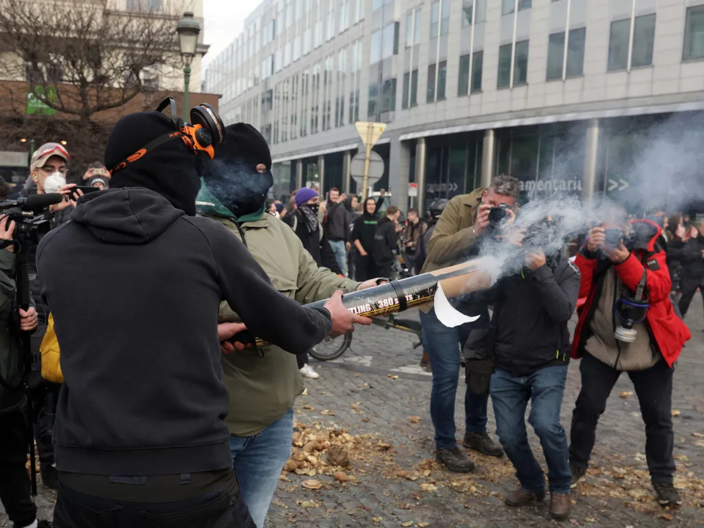 Gazdatüntetés Brüsszelben, GazdatüntetésBrüsszelben, Gazdatüntetés, Brüsszel, mezőgazdaság,
Brüsszel, 2025. december 18.
Petárdát lőnek ki tiltakozók az uniós agrárpolitikai terveket ellenző gazdatüntetésen az Európai Parlament épületénél Brüsszelben 2