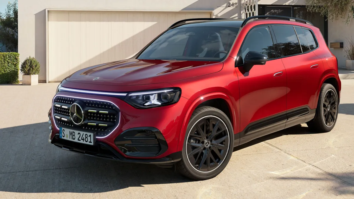 A Mercedes-Benz GLB családi autó parkol egy ház előtt.