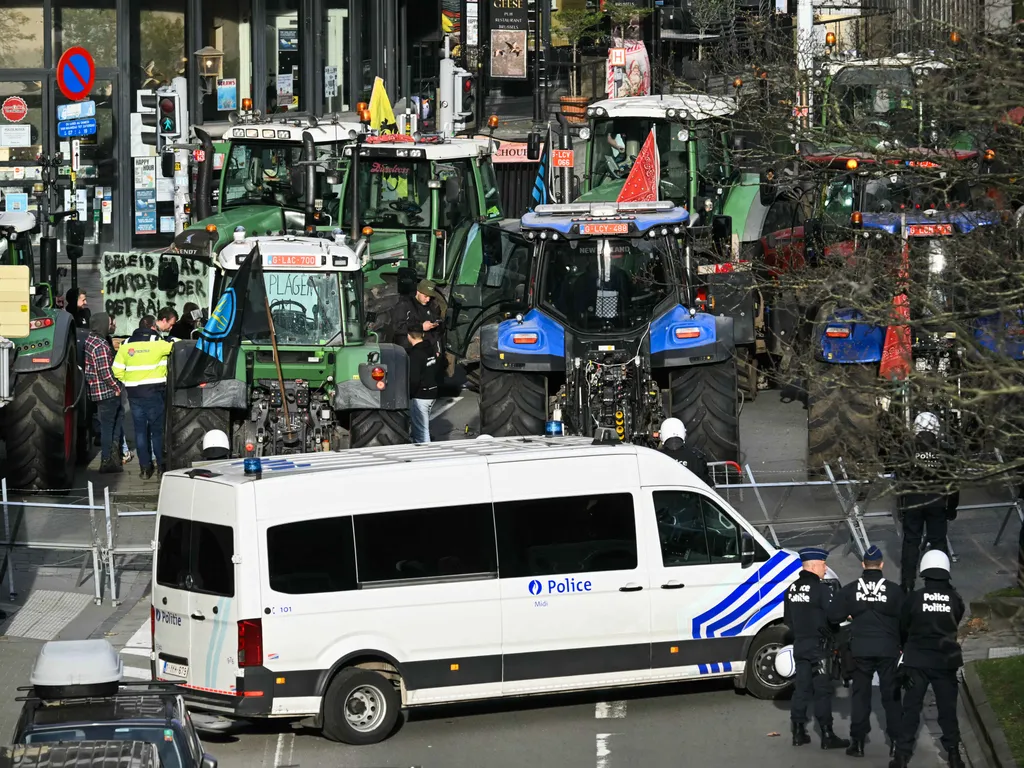 Gazdatüntetés Brüsszelben, GazdatüntetésBrüsszelben, Gazdatüntetés, Brüsszel, mezőgazdaság,
Police officers stand in front of tractors parked in line near the European Parliament, during a farmers' protest to denounce the reforms of the Common Agricul