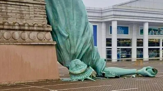 A Szabadság-szobor másolata teljesen összeomlott a brazíliai Guaíba városában, miután az erős szélvihar ledöntötte az áruház parkolójában álló szobrot.