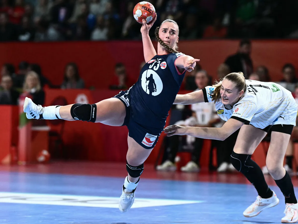 Germany's right back #77 Viola Leuchter (R) and Norway's left back #33 Thale Rushfeldt Deila vie for the ball during the European Women's EHF EURO 2024 Handball Championship main round match between Norway and Germany in Vienna, Austria, on December 9, 2024. (Photo by Joe Klamar / AFP)
