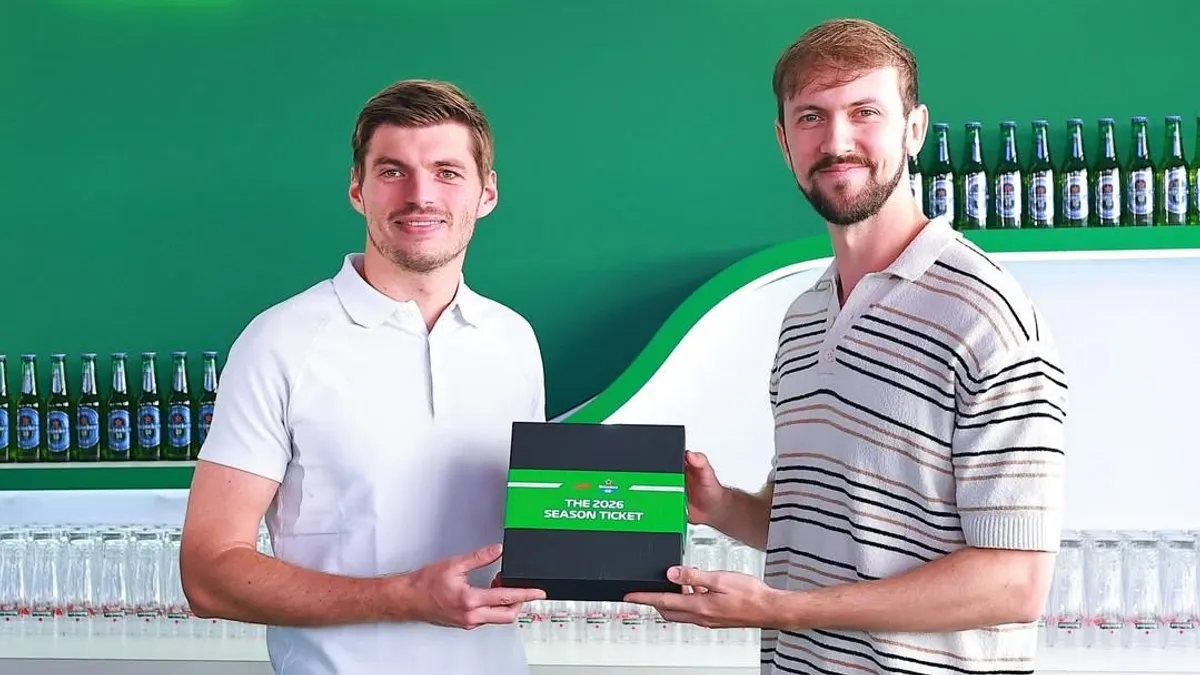 Kihívásból álommunka: egy fura fickó kezdte el követni a Forma-1-et, végül Verstappen kérte, hogy maradjon