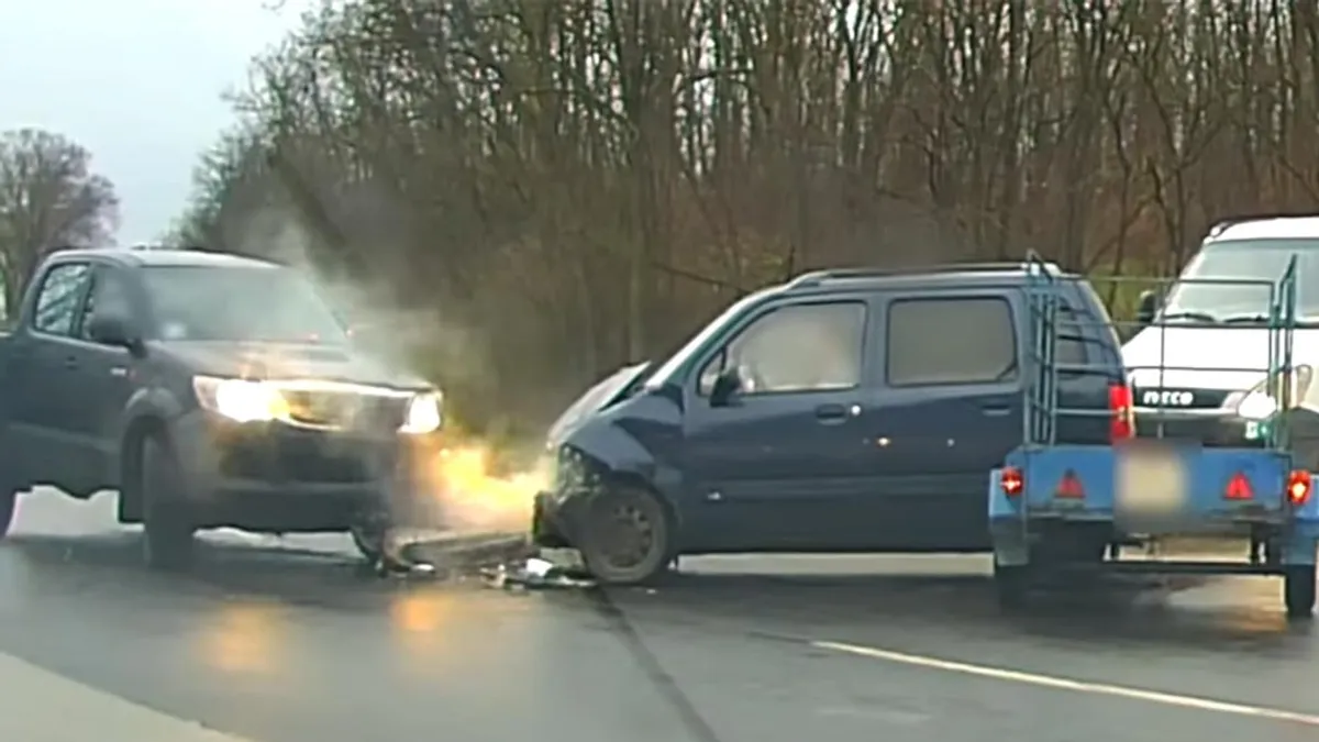 Akkora volt a karambol, hogy leesett a Suzuki eleje – videó
