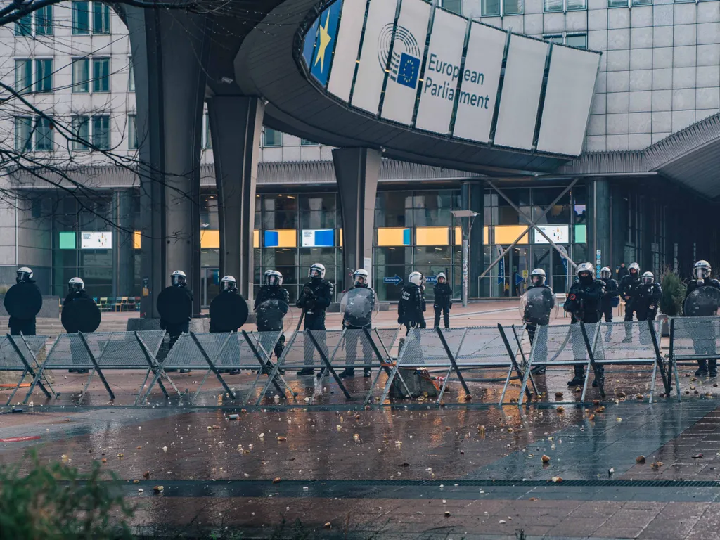 Gazdatüntetés Brüsszelben, GazdatüntetésBrüsszelben, Gazdatüntetés, Brüsszel, mezőgazdaság,
Riot police officers stand in front of the European Parliament, during a farmers' protest to denounce the reforms of the Common Agricultural Policy (CAP) and tra