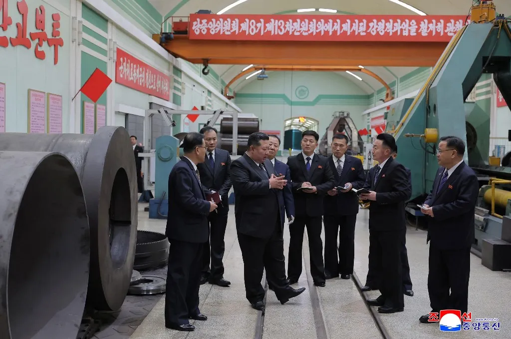 Kim Dzsongun észak-koreai vezető elrendelte az ország rakéta- és tüzérségi gyártásának modernizálását (Fotó: STR / KCNA VIA KNS)