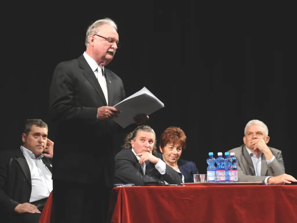 Balázs Péter, BalázsPéter, színész, BalázsPéterszínész, 
 Mozgalmas év áll a szolnoki színház társulata mögött. A színészek és munkatársak pihenőre mennek, ősztől folytatják a munkát Balázs Péter irányításával (képünkön), akit a közgyűlés újabb négy évre 