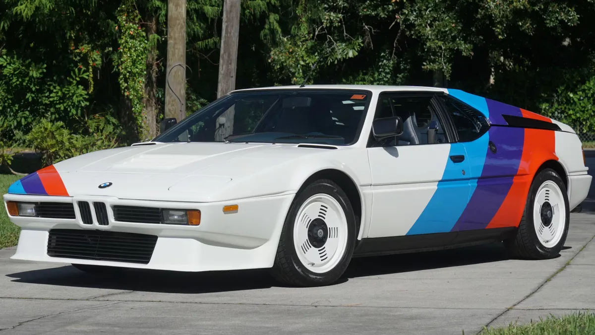 Kézzel festették fel Niki Lauda sportkocsijára a BMW motorsport színeit.