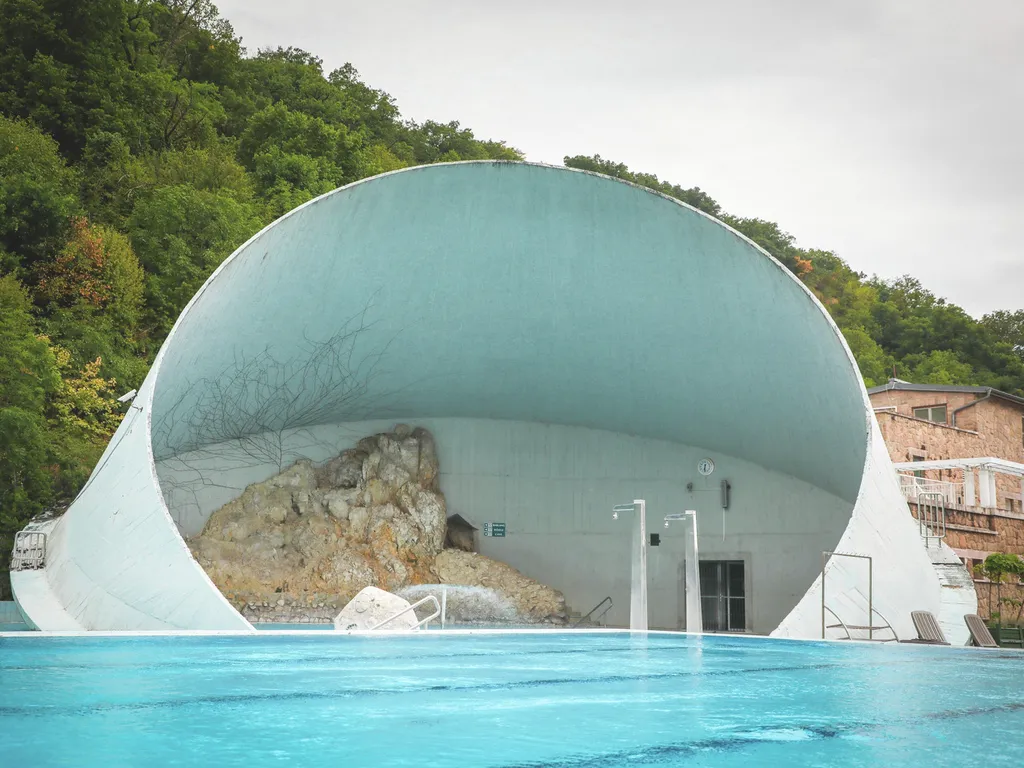 Miskolci barlangfürdő, Miskolcibarlangfürdő, Miskolc, Miskolctapolca, 
  20250709 Miskolc
A Miskolci Barlangfürdő kagylómedencéje és kupolája.
Fotó: Mogyorósi Zsolt Pipó MZSP
Észak-Magyarország