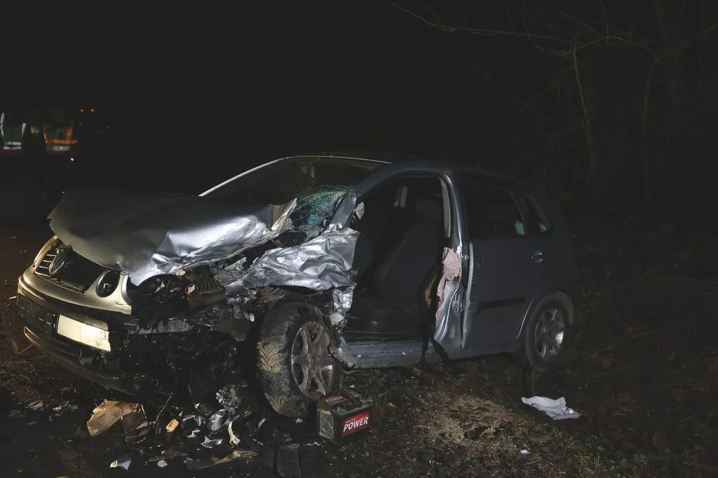 Egy ember életveszélyesen, négyen könnyebben sérültek meg a szombat délutáni, bükkaranyosi és a harsányi elágazás közelében történt balesetben