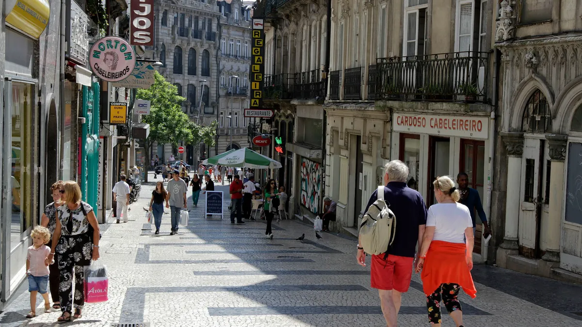 Európa legmenőbb utcái, Pedestrians walk and browse stores in the Rua do Bonjardim, in the center of Porto, Portugal on Friday, Aug. 21, 2015. Portugal emerged from a recession during 2013, and exited a three-year bailout program from the European Union and International Monetary Fund in May of last year. Photographer: Thomas Meyer/Bloomberg via Getty Images