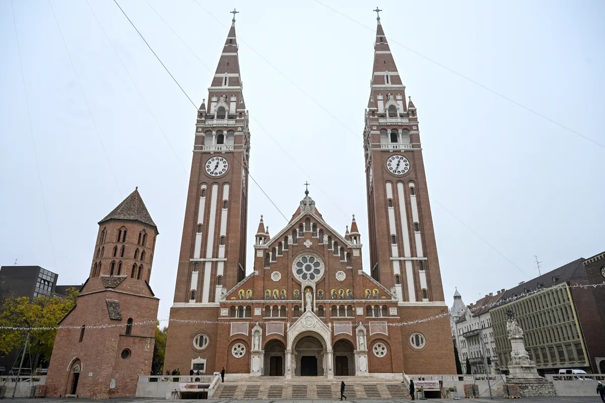 Szeged, 2025. november 13.
A Szegedi Dóm 2025. november 13-án. Az épület nemzeti emlékhellyé nyilvánítását jelző emléktáblát ünnepélyes keretek között avatták fel Sulyok Tamás köztársasági elnök jelenlétében.
MTI/Máthé Zoltán