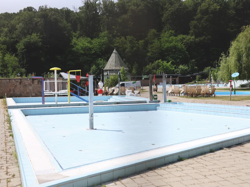 Miskolci barlangfürdő, Miskolcibarlangfürdő, Miskolc, Miskolctapolca, 
 20250610 Miskolc
A Miskolctapolca Barlangfürdő kültéri medencéi.
Fotó: Vajda János VJ
Észak-Magyarország