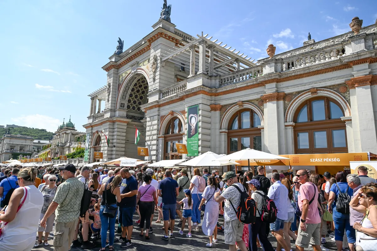 Érdeklődők a Magyar Ízek Utcája rendezvényen az államalapítás és Szent István király ünnepén a Várkert Bazár előtt 2025. augusztus 20-án (Fotó: MTI/Purger Tamás)