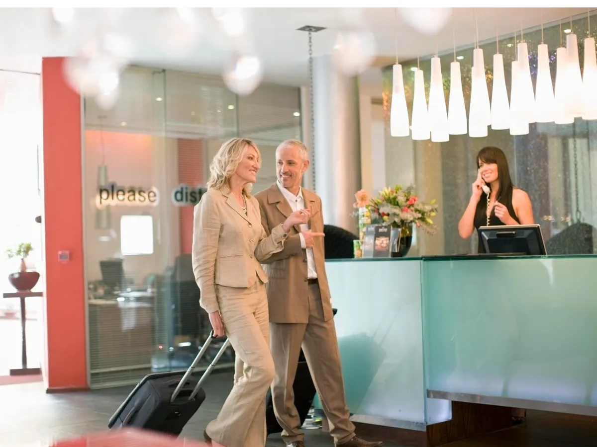 A mosoly és a kedvesség már érkezéskor jó kapcsolatot alakíthat ki a vendéglátókkal, ilyen a jó vendég    