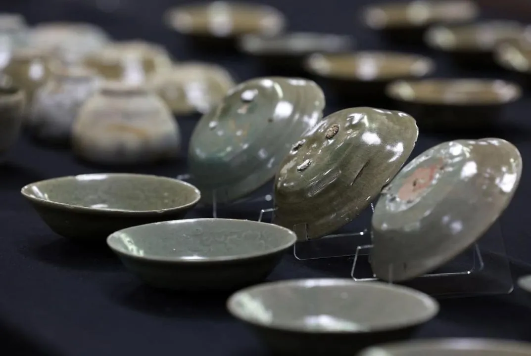 900 éves "Celadon" kerámia tálakat találtak Dél-Korea partjánál búvárok. A  darabok egy unikális koreai eljárással, a „Sanggam” nevű intarzia technikával készültek.&nbsp;
