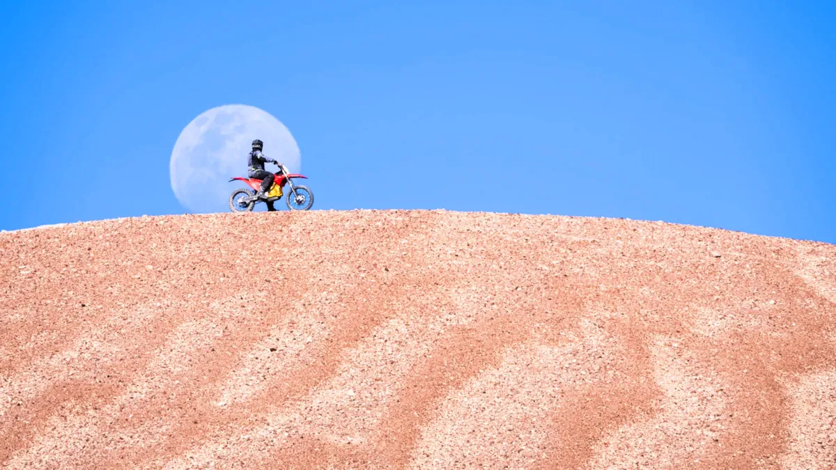 6721 méterre jutott fel Jiri Zak egy motorkerékpár nyergében.