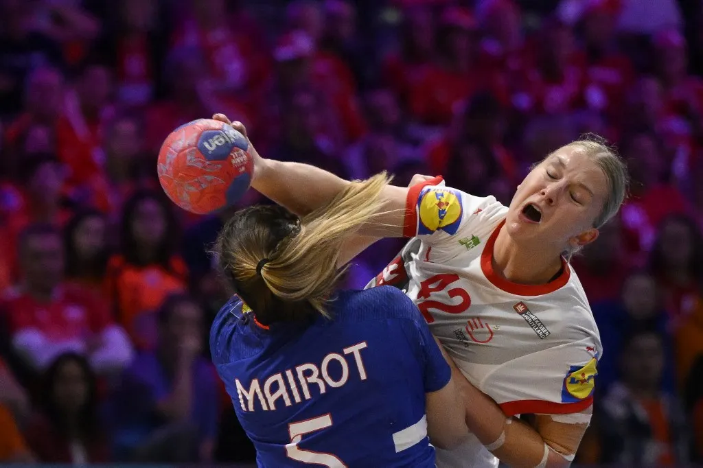 Denmark's left back #42 Michala Elsberg Moller (R) is challenged during the quarter finals match between Denmark and France of the IHF Women's Handball World Championship in Rotterdam Ahoy, in Rotterdam on December 10, 2025. (Photo by JOHN THYS / AFP)