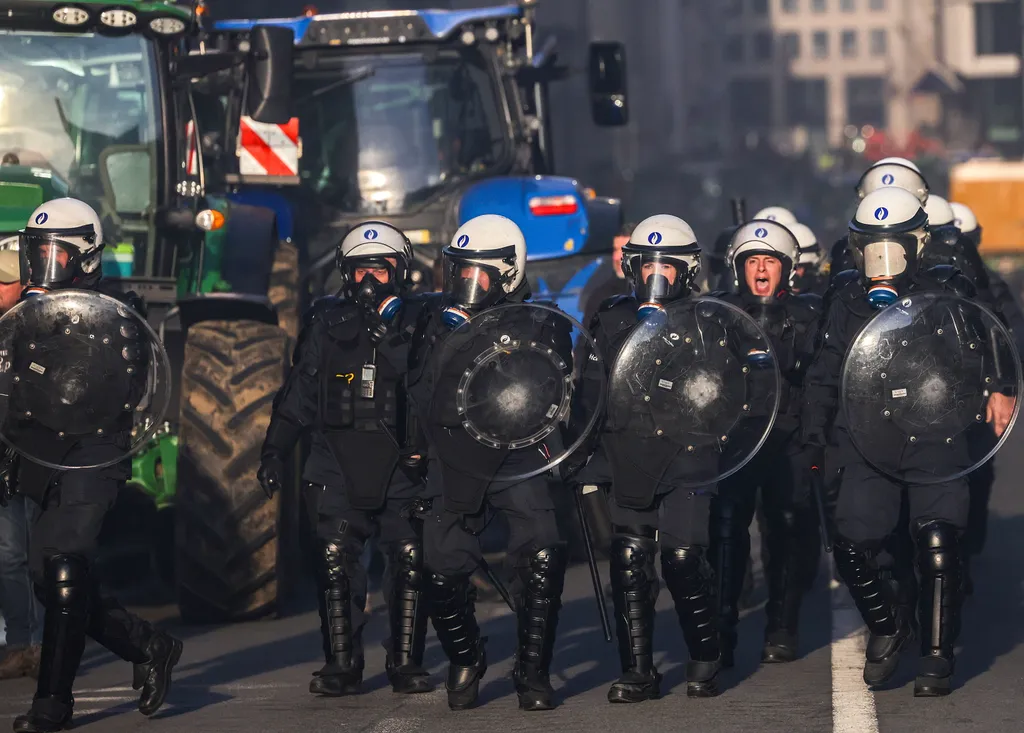 Rohamrendőrök az uniós agrárpolitikai terveket ellenző gazdatüntetésen az Európai Parlament épületénél Brüsszelben 2025. december 18-án, az EU-tagállamok brüsszeli csúcstalálkozója idején.
MTI/EPA/Olivier Matthys