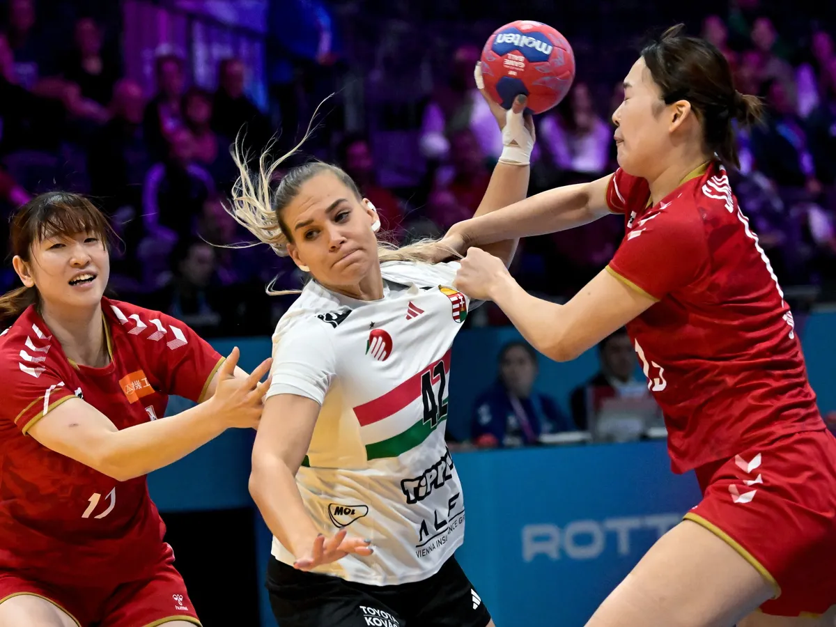 Rotterdam, 2025. december 5.
Klujber Katrin (k), valamint a japán Omacuzava Ajaka (b) és Szahara Naoko a német-holland közös rendezésű női kézilabda-világbajnokság középdöntőjének 2. fordulójában játszott Japán - Magyarország mérkőzésen Rotterdamban 2025. december 5-én.
MTI/Szigetváry Zsolt