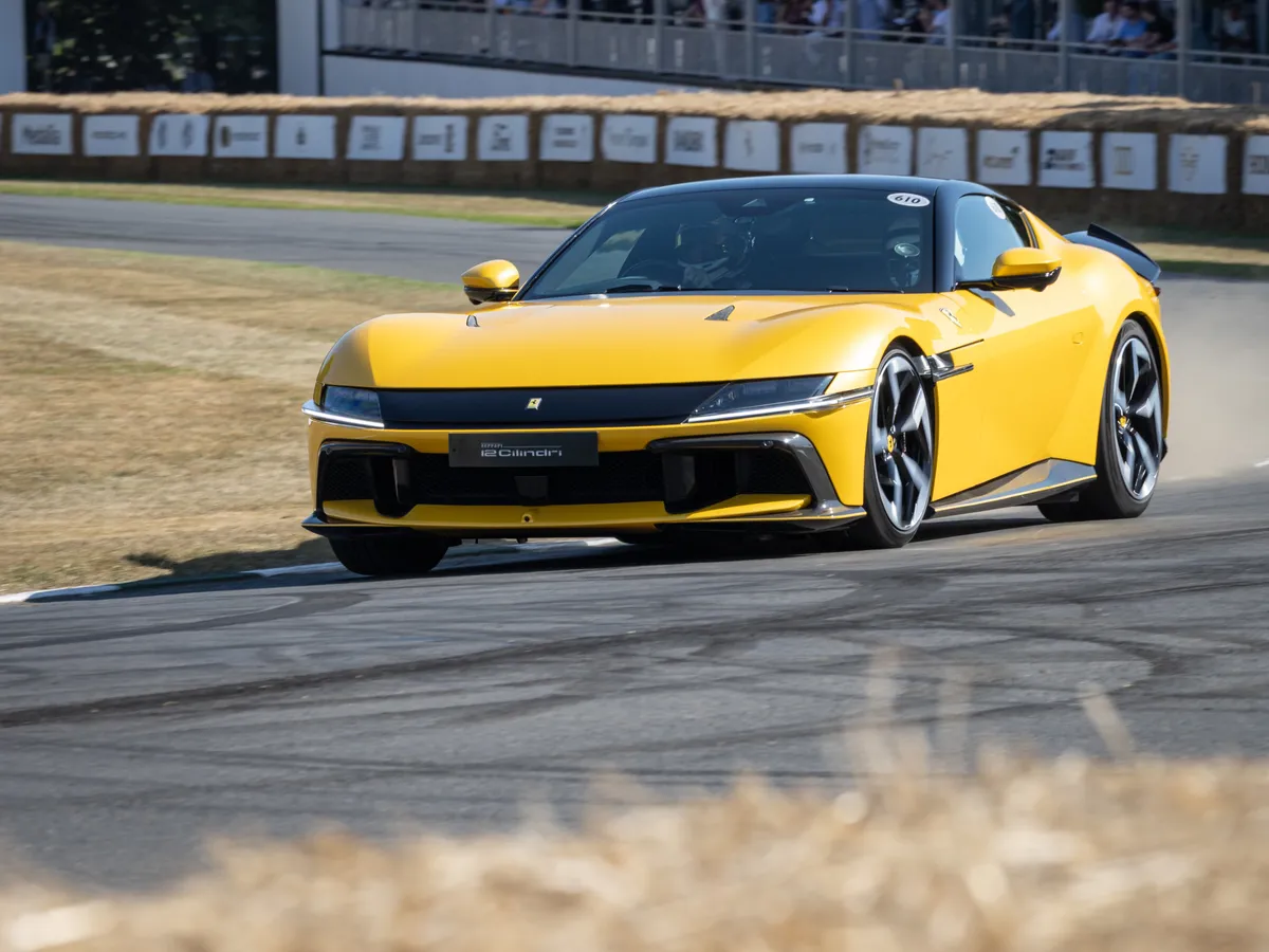 Egy Ferrari 12Cilindri luxusautó a Goodwood FoS rendezvényen.