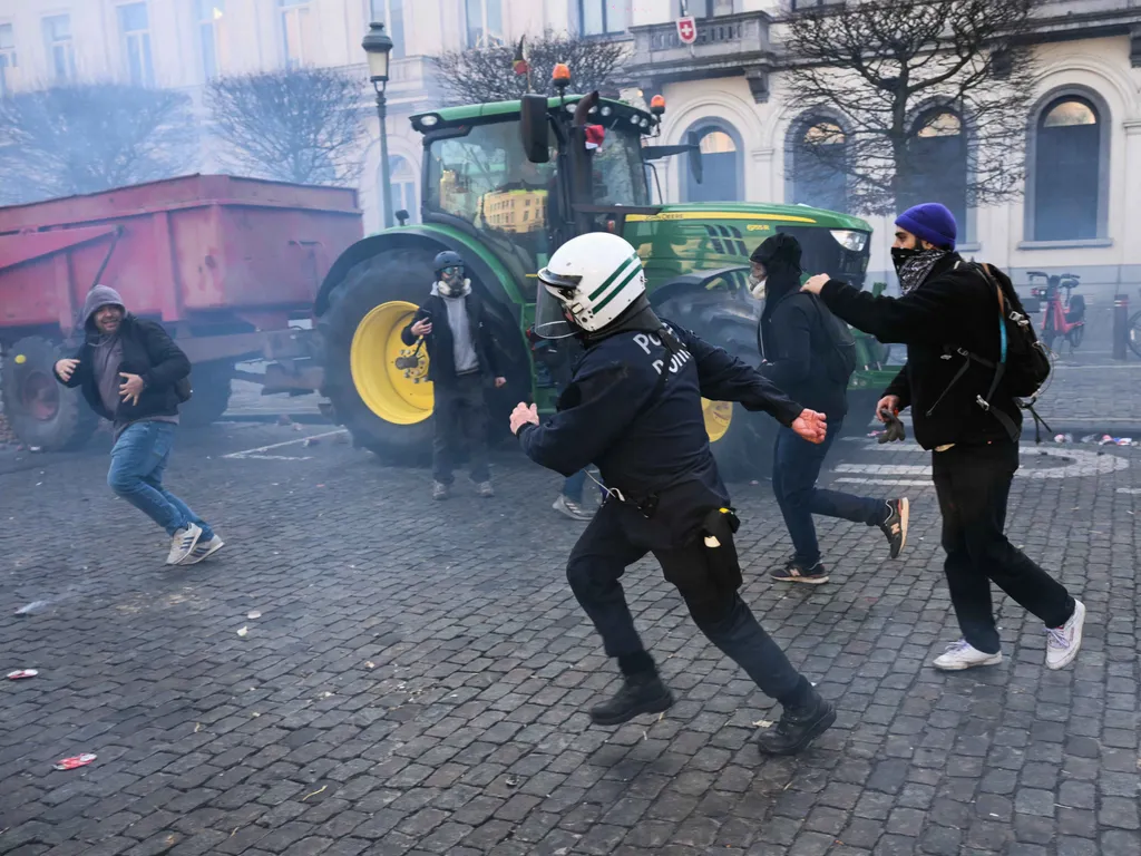 Gazdatüntetés Brüsszelben, GazdatüntetésBrüsszelben, Gazdatüntetés, Brüsszel, mezőgazdaság,
Farmers clash with a police officer at the Place du Luxembourg near the European Parliament, during a farmers' protest to denounce the reforms of the Common Agr