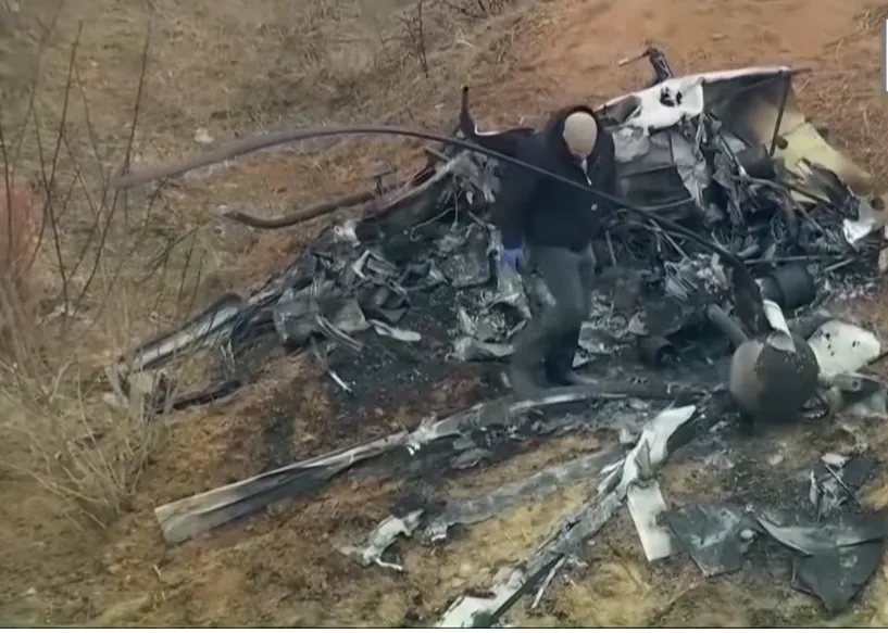 Az egyik szerencsétlenül járt helikopter teljesen kiégett a becsapódást követően, a roncsokat a hatóság emberei vizsgálják át