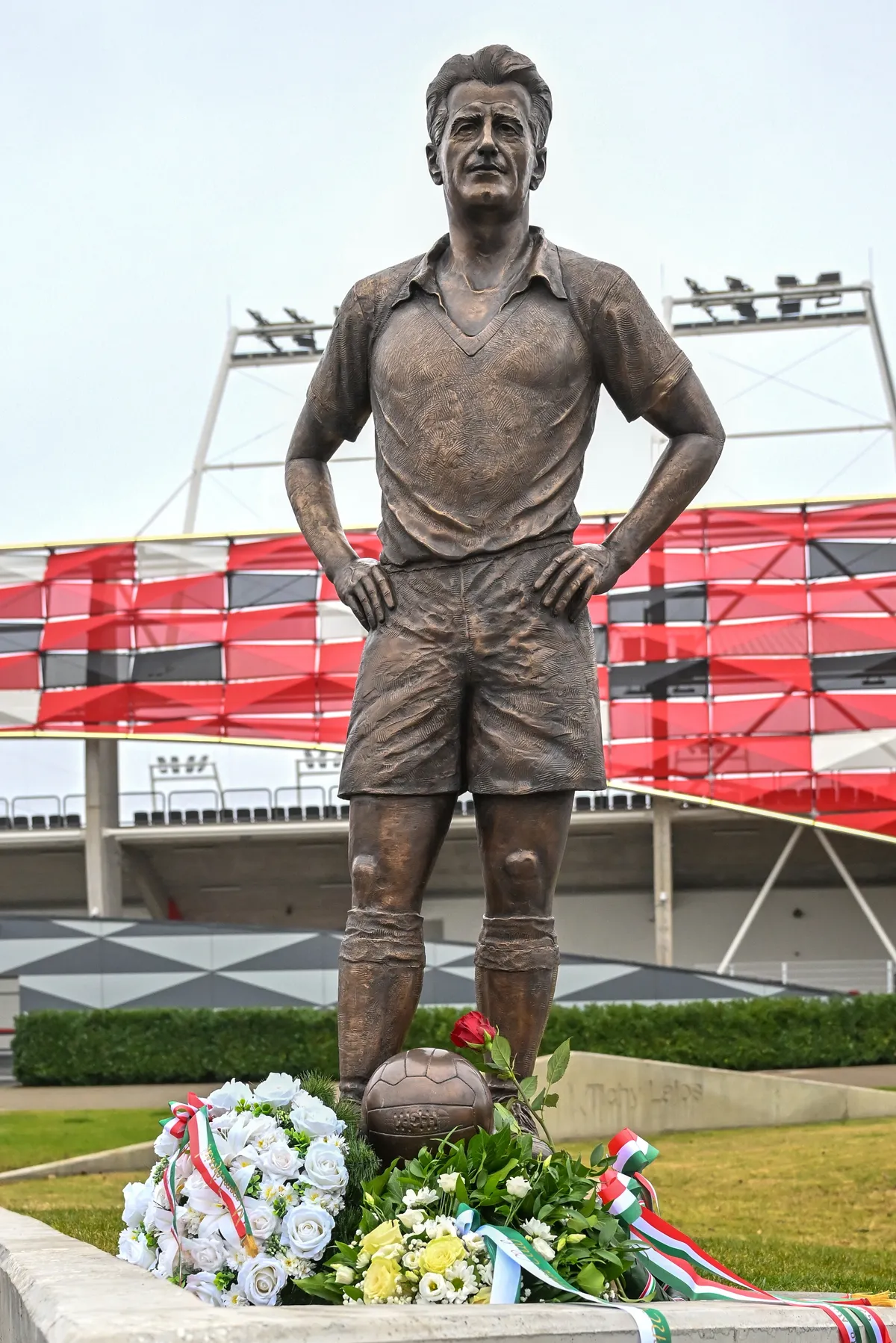 Budapest, 2025. december 2.
Bozsik József újonnan felavatott szobra a kispesti Bozsik Aréna előtt 2025. december 2-án.
MTI/Illyés Tibor