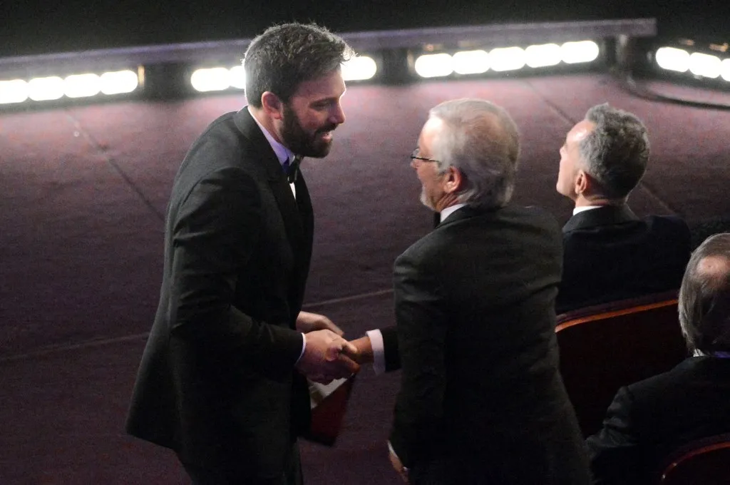 Ha igaz is a hollywoodi történet, Steven Spielberg és Ben Affleck valószínűleg már nem haragszanak egymásra, legalábbis erre utal, hogy a 2013-as Oscar-gála előtt mosolyogva fogtak kezet  – Fotó: KEVIN WINTER / GETTY IMAGES NORTH AMERICA