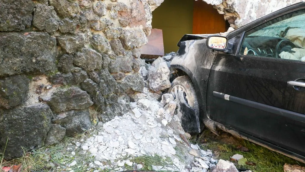 Balatonalmádiban és Diósgyőrben is falnak csapódott egy autó