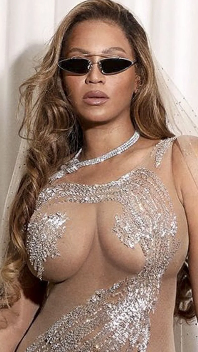 Beyoncé kirakta a melleit – a dekoltázs túl mély, a ruha túl kevés – képgaléria