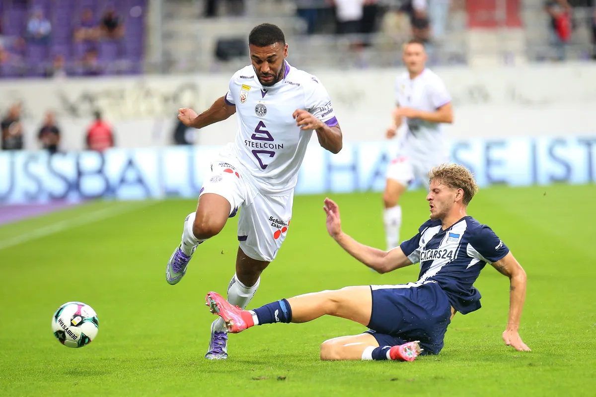 Dárdai Márton (j), a Hertha magyarja a Kaiserslautern ellen is ugyanúgy küzdött-hajtott, mint ezen a korábbi mérkőzésen Fotó: THOMAS PICHLER / APA-PictureDesk