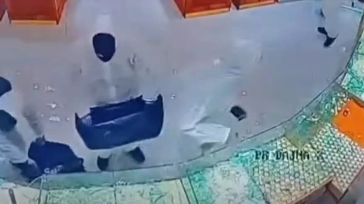 Akciófilm élesben: baltákkal raboltak ki egy ékszerboltot secperc alatt - videó