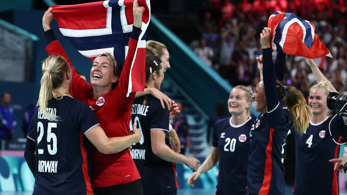 Norway's goalkeeper #16 Katrine Lunde (2ndL) and teammates celebrate their victory over France at the end of the women's Gold Medal handball match between Norway and France of the Paris 2024 Olympic Games, at the Pierre-Mauroy stadium in Villeneuve-d'Ascq, northern France, on August 10, 2024. (Photo by Sameer Al-Doumy / AFP)