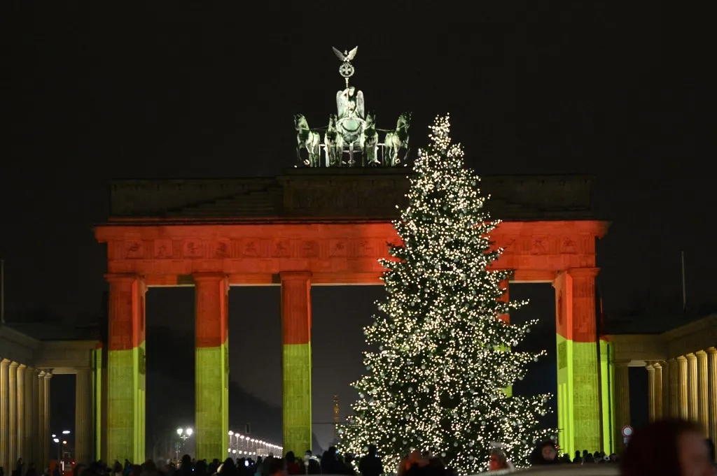 BERLIN, GERMANY - December 20: The Brandenburg Gate (Brandenburger Tor) is illuminated in black, red and gold, the colors of the German Flag to pay tribute to the victims of the attack on a Christmas market in Berlin, Germany on December 20, 2016. At least 12 people were killed and 48 others injured when a truck crashed into a crowded Christmas market in the German capital. Maurizio Gambarini / Anadolu Agency (Photo by MAURIZIO GAMBARINI / ANADOLU AGENCY / Anadolu via AFP)