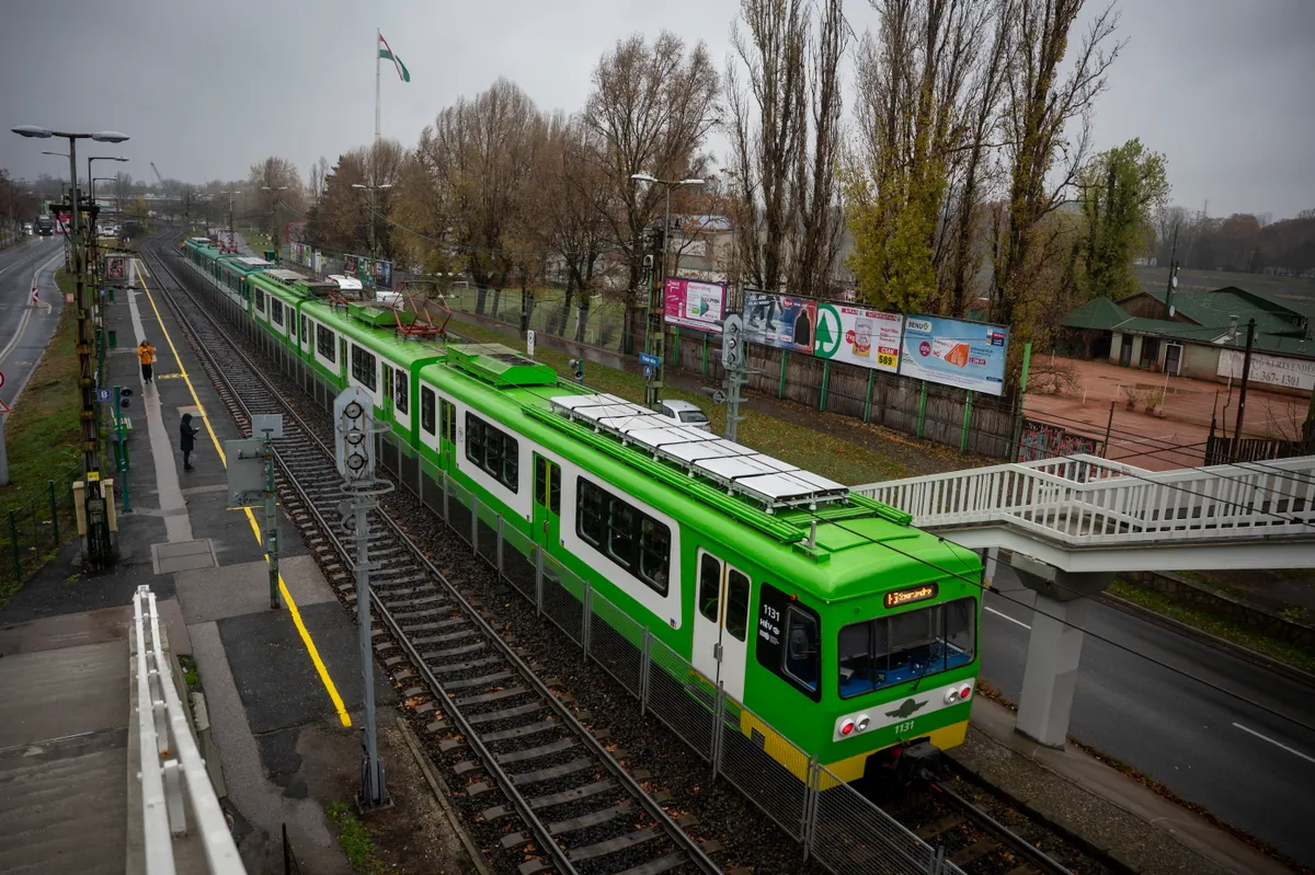 jegyellenőr Budapest, 2025. november 21.A szentendrei (H5-ös) HÉV megállója Budapesten, a Tímár utcánál 2025. november 21-én. Hegyi Zsolt, a MÁV-csoport vezérigazgatója bejelentette: negyven év után megújul a H5-ös HÉV. A cél az, hogy elinduljon a teljes budapesti HÉV-hálózat fejlesztése, melynek első eleme, a szentendrei vonal 2029-re valódi elővárosi vasútként születik újjá. MTI/Balogh Zoltán